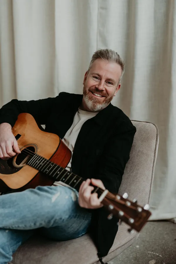 Ed Struijlaart tijdens een huiskamerconcert