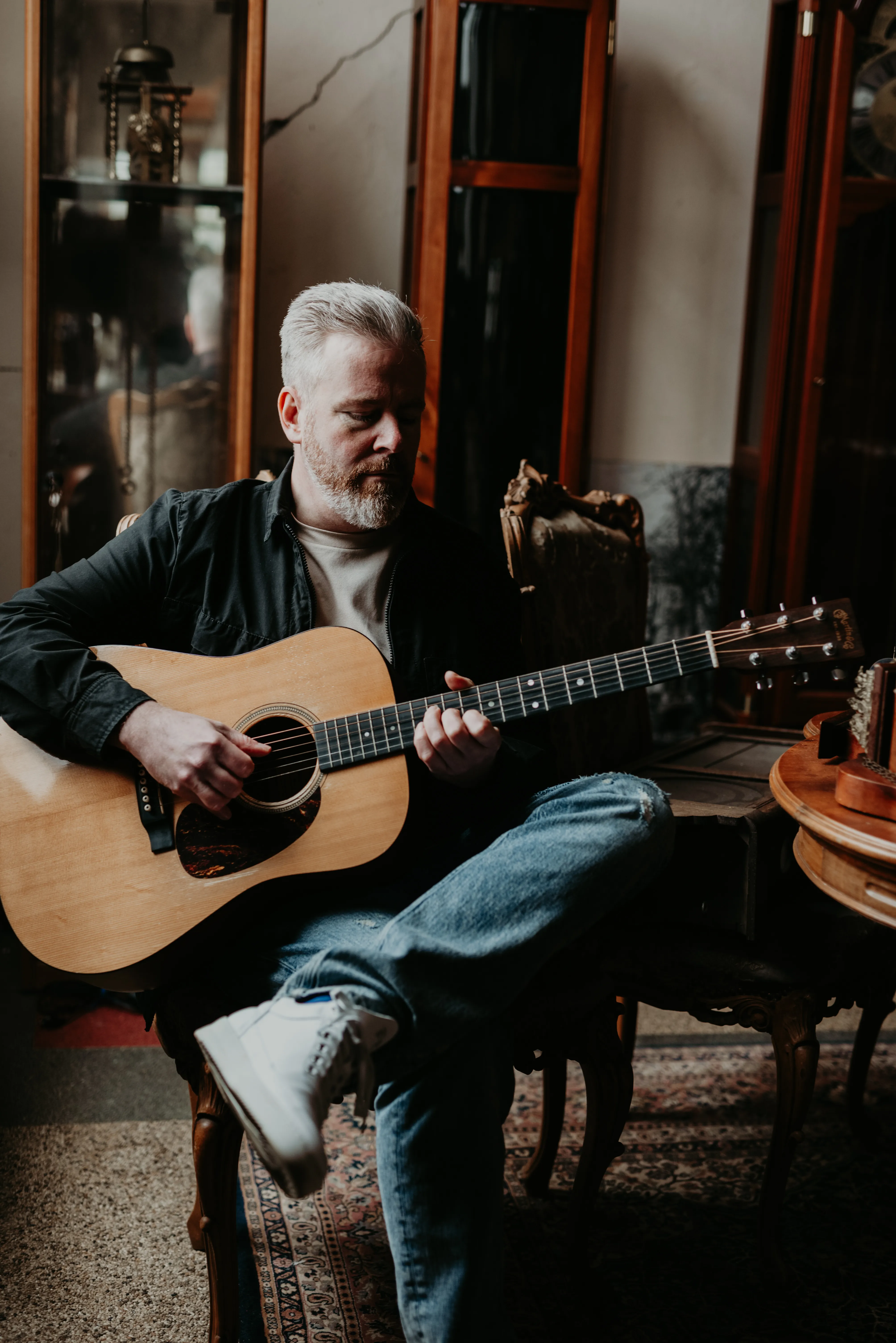 Ed Struijlaart in warm interieur